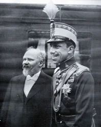 Raymond Poincare hälsar kung Alfonso XIII av Spanien